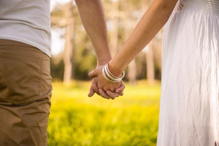 How to Hold a Girl’s Hand While Walking