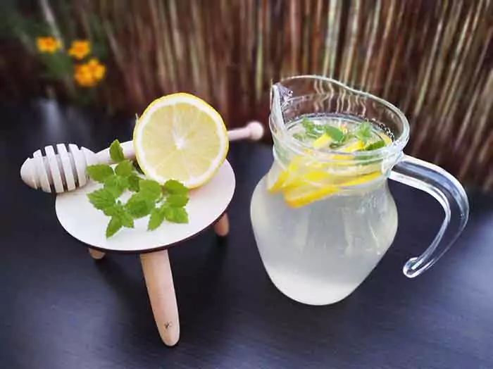 How To Make A Low-Calorie Lemonade Pitcher